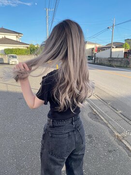 シエル(Ciel) ロングヘア×ミルクティーホワイトのバレイヤージュ