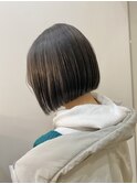 グレー