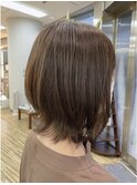 ベージュ系カラーの外はねミディアム
