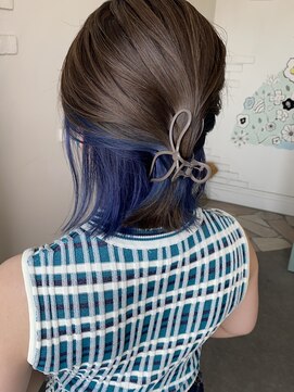 ユイバイラドンナ(Huit by LADONNA) グレージュ×ネイビーブルーのインナーカラー