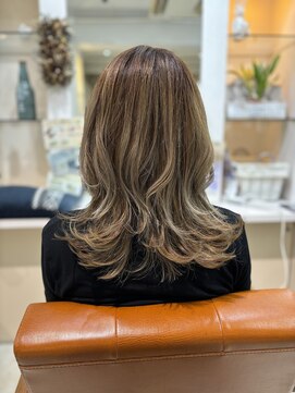 ポリッシュヘアメイク 二和向台店 重レイヤー、シルバーベージュ