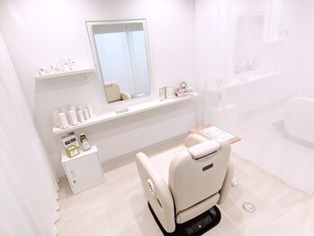 ヘアーメイク リコ(hairmake Liko)の写真/白を基調とした清潔感のある落ち着いた空間◆ゆったりとした店内でリラックスしながらキレイに―。