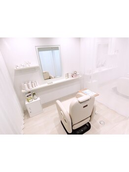 白を基調とした清潔感のある落ち着いた空間◆ゆったりとした店内でリラックスしながらキレイに―。