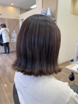 柔らかいベージュカラーをベースにした外ハネボブ