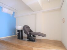 アノーヘアー(anneau hair)の雰囲気（エステベッドを使用したシャンプー台。フルフラットで寛げます。）