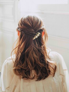 ヘアアンドリラクゼーション シャッセ(Hair&Relaxation SASE) ハーフアップアレンジ