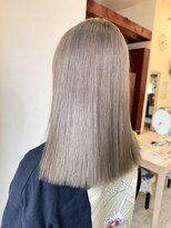 ヘアーデザイン ラクーナ(hair design La cuna) ハイトーンカラー/ホワイトカラー/切りっぱなし