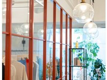 アンバーグリーム(AMBERGLEAM)の雰囲気（店内１【メンズ/メンズパーマ/メンズカット/ウルフ/縮毛矯正】）