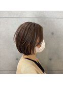 柔らかハイライトで魅せる、大人の前下がりショートボブ