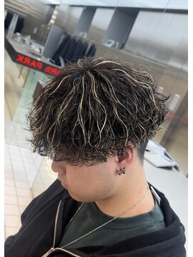 フィフス トウキョウ (fifth TOKYO) 渋谷ルーズパーマメンズカットセンターパートウルフ