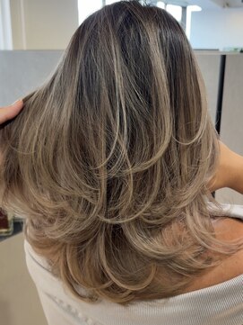 メリー オオサカ(Merly Osaka) 心斎橋/バレイヤージュ/レイヤーカット/海外レイヤー