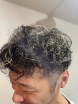 トナリ(tonari)&nbsp;メンズハイライトパーマスタイル
