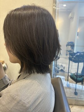 ウイバイファースト(u'i by first) 表面にレイヤーを入れたボブスタイル