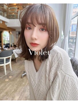 バイオレット 横浜店(Violet) 大人ミディレイヤー小顔ミディアムカット透明感シルキーベージュ