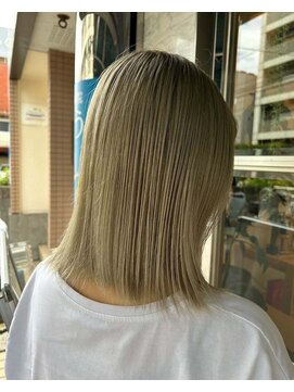 ビアンコ カーロ(Bianco caro) 切りっぱなし/外ハネミディアム/ハイトーンベージュ