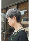 白髪の目立たないハイトーンショートグレイヘアシルバー
