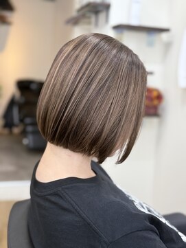 イーナ(iina) ミニボブ 白髪ぼかしハイライト