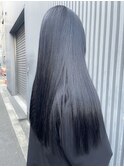 ロングスタイルでもツヤ感爆発ブラックカラー
