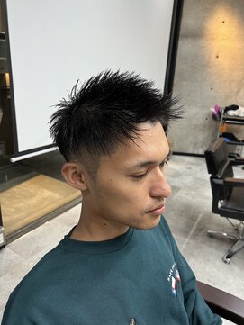 イーラ(era) スーツ短髪ツーブロック束感モテる黒髪シークレットパーマ流行