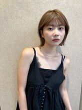 ジーニー 横浜(giinii) 耳かけミニボブ_ベージュカラー_シースルーバング_外はねボブ