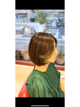 ヘアーステージ シーオーアル フェザーバングボブ。