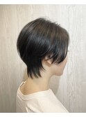首に沿う襟足とふんわりトップな前下がりショートボブ♪