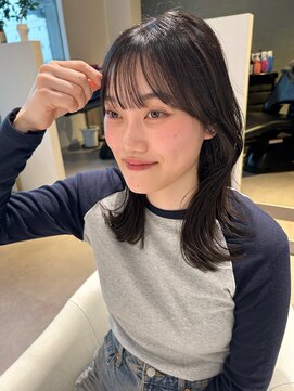 アム(amu) 外はねミディアム/ミディアムレイヤー/シースルーバング