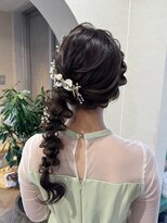 ユヌ(Une) 結婚式参列お呼ばれヘアセットサイド編み下ろしヘアアレンジ