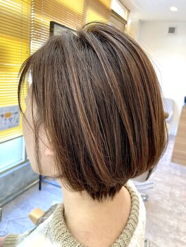 キッテ(kitte) 段浅めのひし形ショートボブ