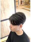 毛流れニュアンスセンターパート刈り上げショートスタイル