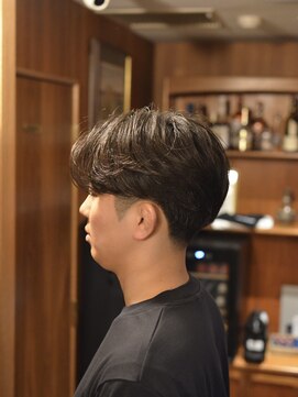 ダウバーバーショップ 表参道(DAU BARBER SHOP) センターパート（6mmから2mm）理容室　フェード