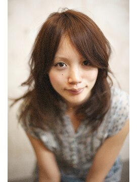 ブーケ(BOUQUET) 前髪長めでわけめに悩んでる方におすすめのミディアムの長さ