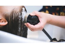 炭酸の2000分の1の大きさのマイクロバブル「marbb」全てのシャンプ台に設置しています。