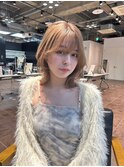 インナーカラーベージュ外ハネミディアムボブ10代20代30代