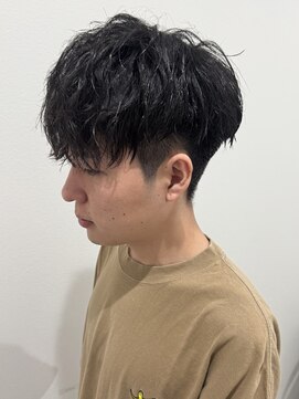 ヒュイル バイ ニアウ(Hwyl by Niau) メンズショートマッシュパーマニュアンスパーマ刈り上げ