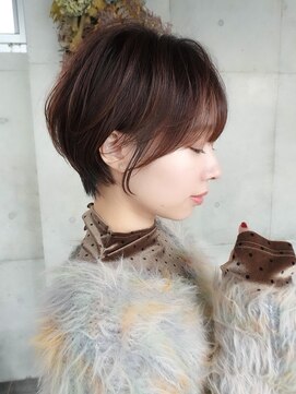 絶壁解消前下がりくびれショート似合わせベージュカラー