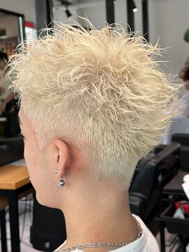 オーシャントーキョー 神戸(OCEAN TOKYO KOBE) 抜きっぱなしブロンド刈り上げスパイキーショート