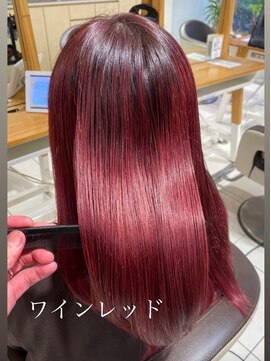 アース 若葉台店(EARTH) 深みのある赤で、大人っぽく上品なツヤをまとう。