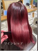 深みのある赤で、大人っぽく上品なツヤをまとう。