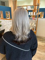 サロンド ベレーザ トータ(salao de beleza tota)&nbsp;シルバー×エンドカラーブラック　ブリーチ3回