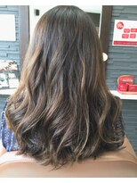 エメ 艶髪、透明感カラーのゆるふわ巻きスタイル