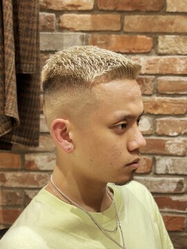 ヒロギンザバーバーショップ 丸の内店(HIRO GINZA BARBER SHOP) アップバング×フェードカット×ハイトーンカラー