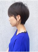 大人かわいい黒髪ショート耳かけ
