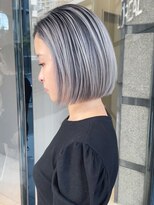 シオン(shion)&nbsp;ホワイトブロンド似合わせカットウェーブミディアム_ba475951