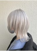 中性裾ホワイトハイトーン×ウルフカット