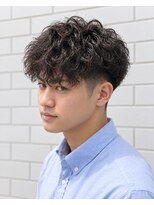 ゼロスバーバー(0's BARBER SHOP)&nbsp;スペインカールフェード短髪メンズパーマ刈り上げ外国人風