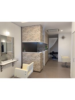 ワンフロア完全貸切のプライベート空間♪マンツーマン対応なので大型店が苦手な方やお子様連れの方にも◎