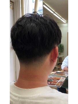 バンブー(Bamboo) トップのスタイリングが際立つテーパーフェードスタイル