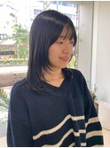 ミディアムスタイルの顔まわりレイヤー