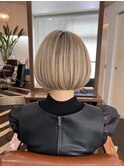 上品なのに抜け感。柔らかハイトーン×コンパクトボブ